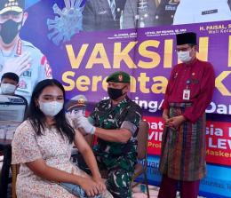 Sekda kota Dumai H. Indra Gunawan meninjau kegiatan Vaksinasi massal di lapangan eks Kantor Walikota Jalan HR Subrantas Kota Dumai. 